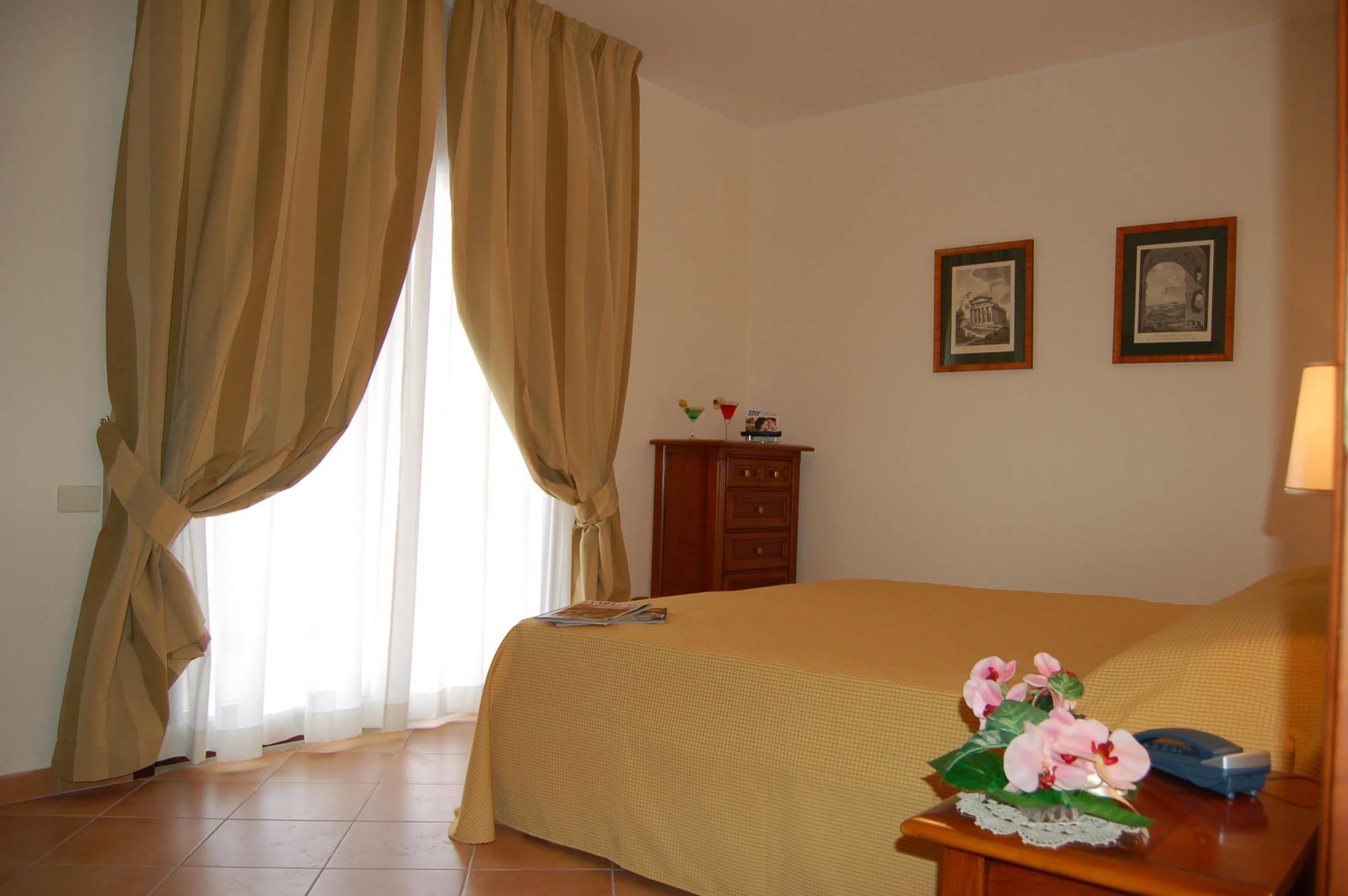 Minerva Resort Hotel Паестум Екстериор снимка
